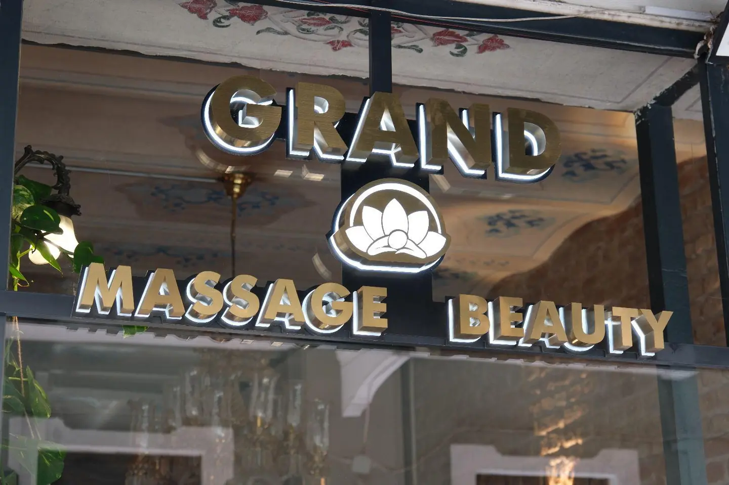 Das Schild von Grand Massage & Beauty über dem Eingang